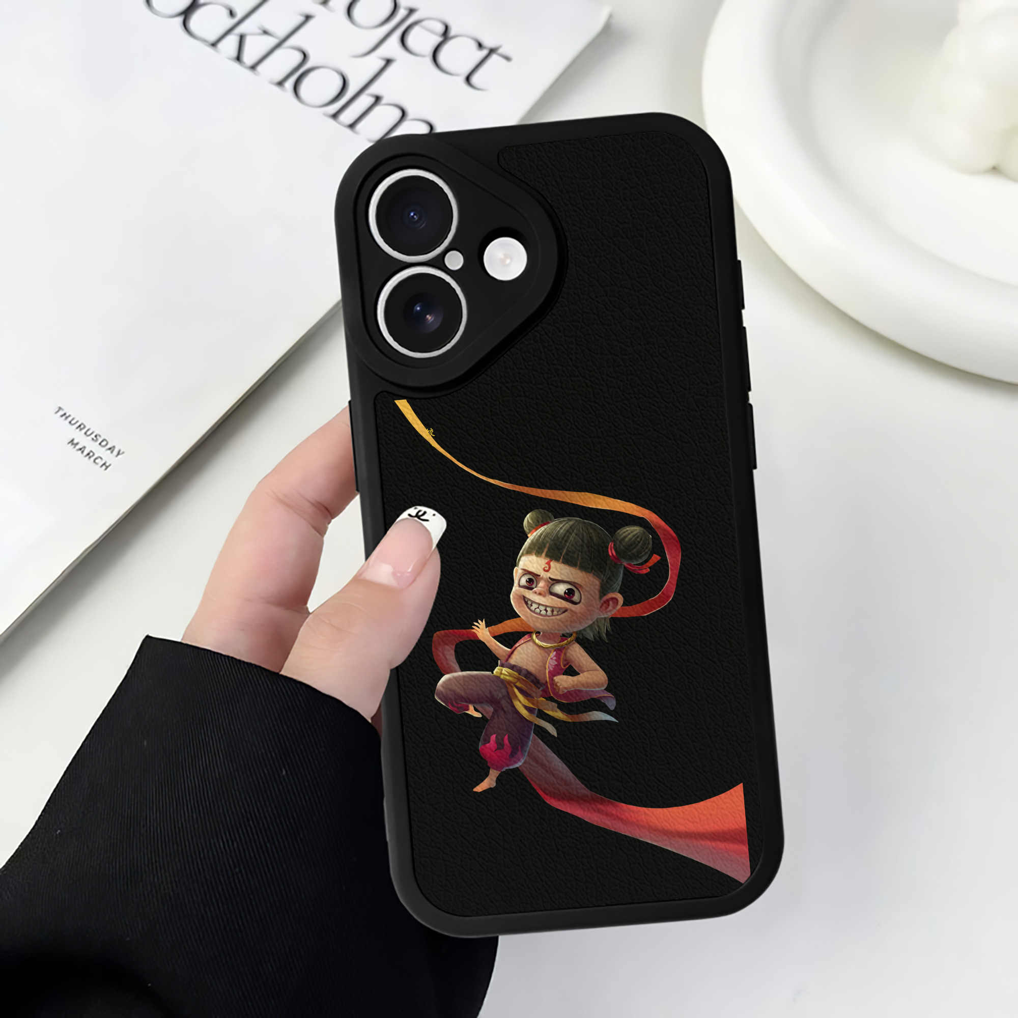 （画像用） Ne Zha 2 ナタ 魔童の大暴れ 【iPhone 16シリーズ対応】シリコンスマホケース（レザー調） 材質：シリコン